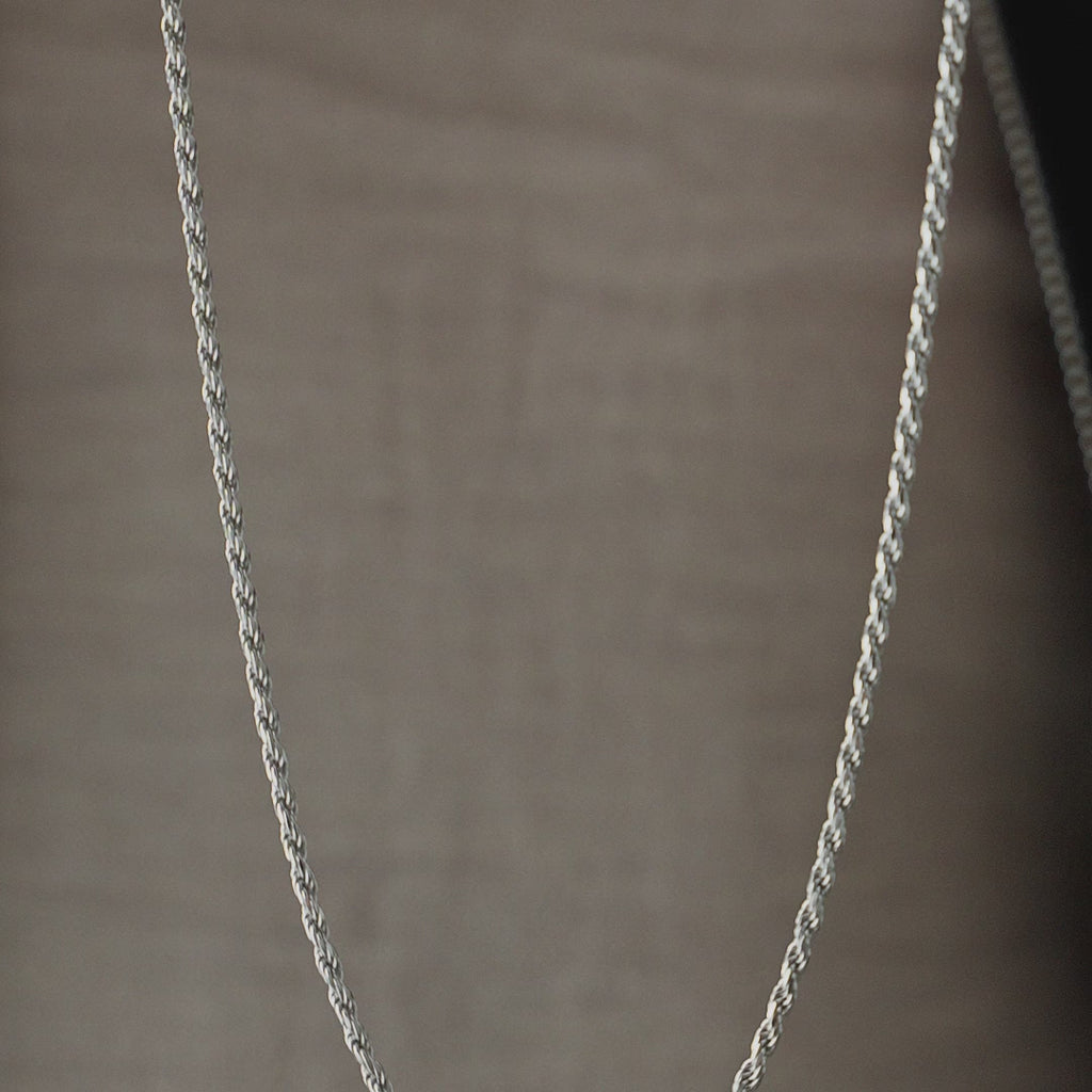 Video hebt Oberfläche der Herren Halskette im Rope Stil aus 925 Sterling Silber hervor und zeigt gleichmäßige Politur gedrehte Struktur und hochwertige Schmuckqualität Sprezzi Fashion