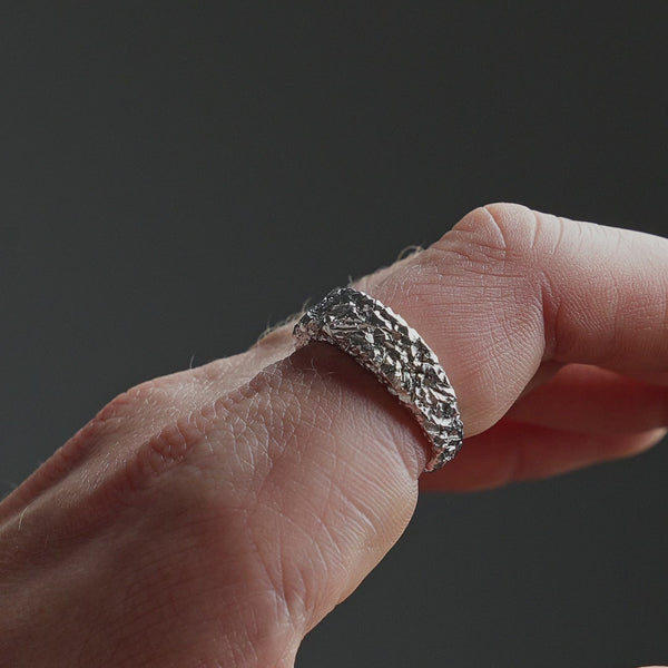 Produktvideo zeigt einen asymmetrischen Herren Bandring aus 925 Sterling Silber mit markanter Meteorit Struktur, ruhig am Finger getragen Sprezzi Fashion