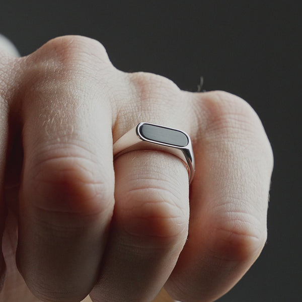 Produktvideo zeigt einen schmalen Herren Ring aus 925 Sterling Silber mit schwarzem Onyx Enamel Einsatz, modern gestaltet und ruhig am Finger präsentiert Sprezzi Fashion