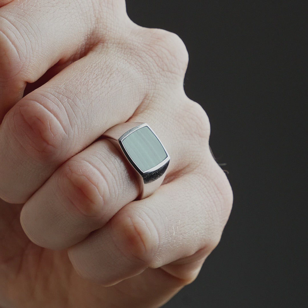 Produktvideo zeigt einen Herren Ring aus 925 Sterling Silber mit grünem Malachit Stein in eckiger Form, maskulin und präsent am Finger getragen Sprezzi Fashion