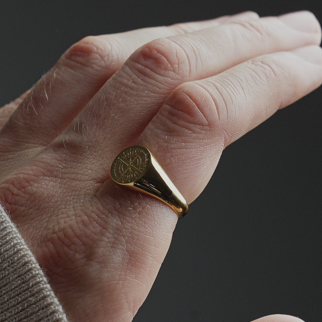 Produktvideo zeigt einen Herren Siegelring aus 925 Sterling Silber, 18K vergoldet, mit maritimem Kompass Symbol, ruhig und präsent am Finger gezeigt Sprezzi Fashion