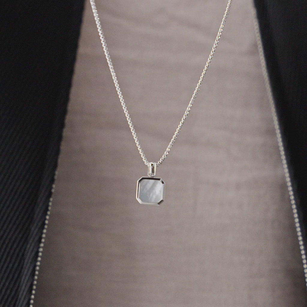 Video zeigt Tragewirkung der Herren Halskette mit Aqua Anhänger aus 925 Sterling Silber und vermittelt selbstbewusste Ausstrahlung klare Linien und modernen Stil Sprezzi Fashion