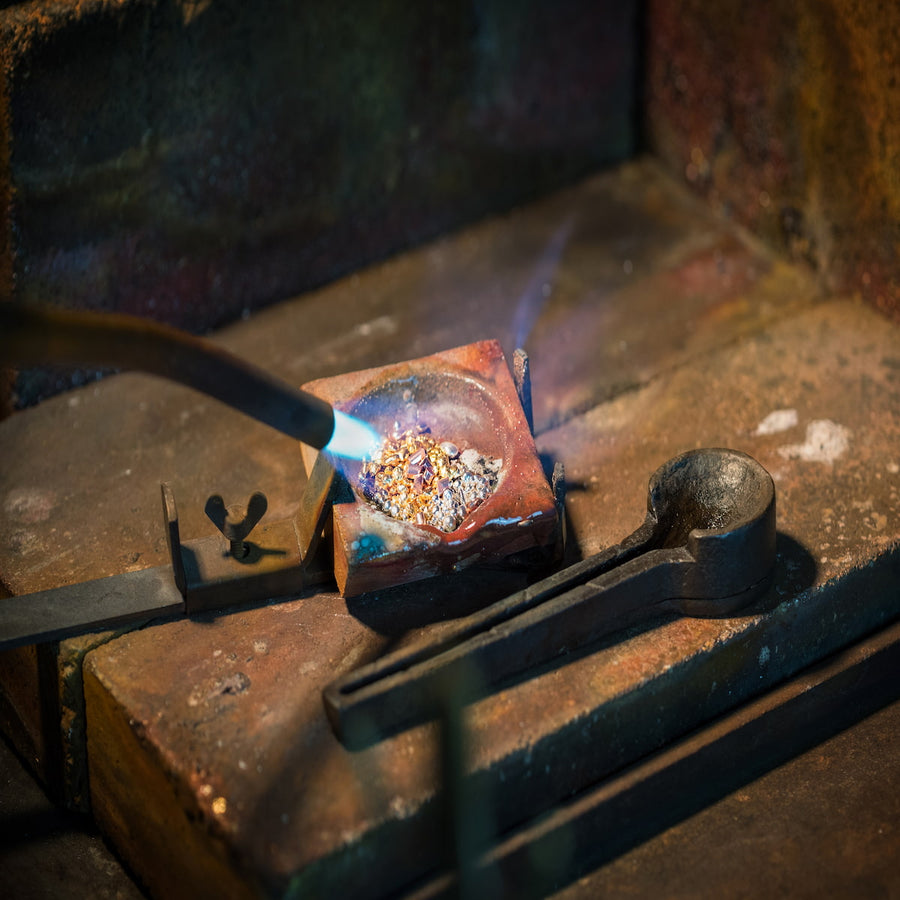 Silberschmuck herstellen – Lötprozess mit Flamme in der Schmuckwerkstatt, handgefertigter 925 Silberschmuck Sprezzi Fashion