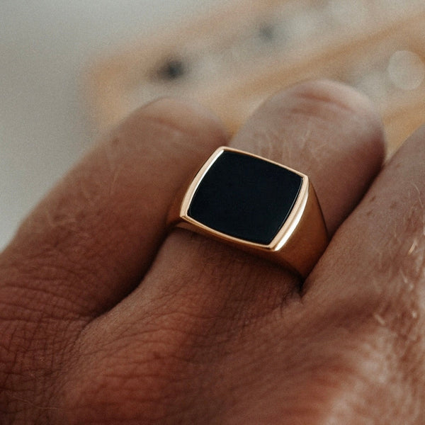 Handgefertigter Gold Siegelring für Männer mit schwarzem Onyx stilvoll und robust Sprezzi Fashion