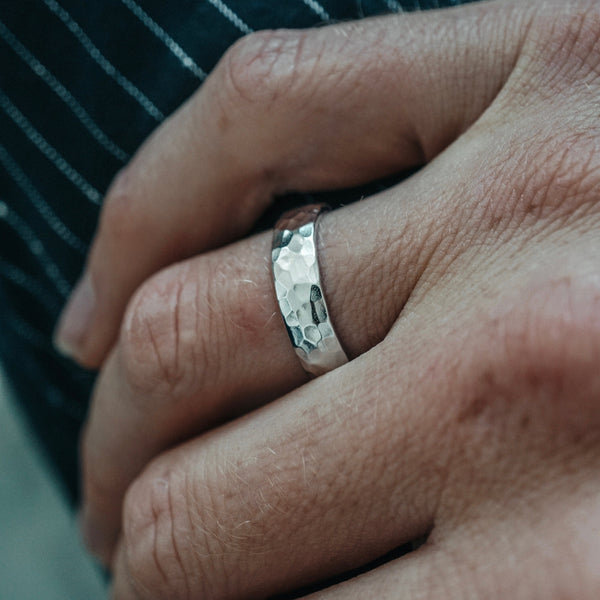 Handgefertigter gehämmerter Bandring aus 925 Sterling Silber modern und elegant fuer Maenner Sprezzi Fashion