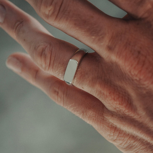 Moderner Siegelring fuer Herren aus 925 Silber minimalistisches Design Sprezzi Fashion
