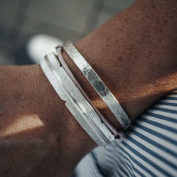 Moderner Armreif mit gehämmerter Struktur aus hochwertigem 925 Sterling Silber im Vintage Stil Sprezzi Fashion