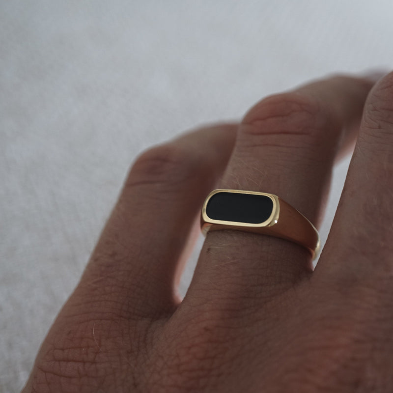 Minimalistischer Ring für Männer Gold mit schwarzem Stein Sprezzi Fashion