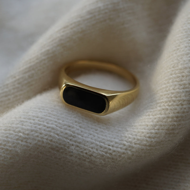 Minimalistischer Ring für Männer Gold mit schwarzem Stein Sprezzi Fashion