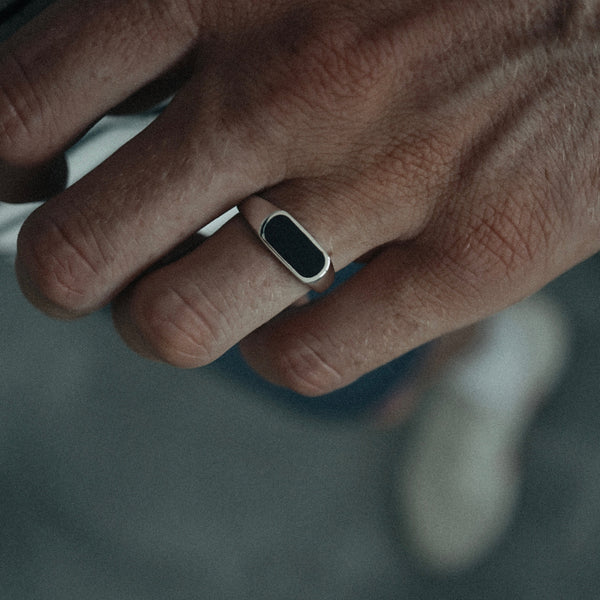 Minimalistischer Ring für Männer aus 925 Silber mit schwarzem Stein Sprezzi Fashion