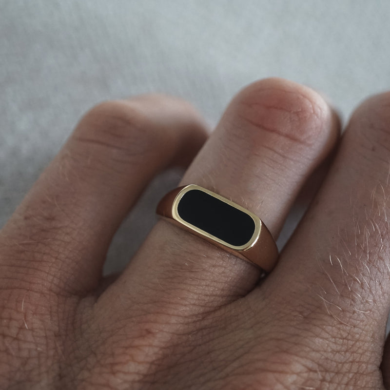 Minimalistischer Ring für Männer Gold mit schwarzem Stein Sprezzi Fashion