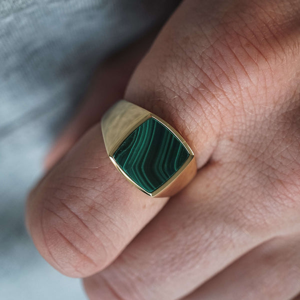 Goldener Siegelring mit grünem Malachit Stein für Männer Sprezzi Fashion