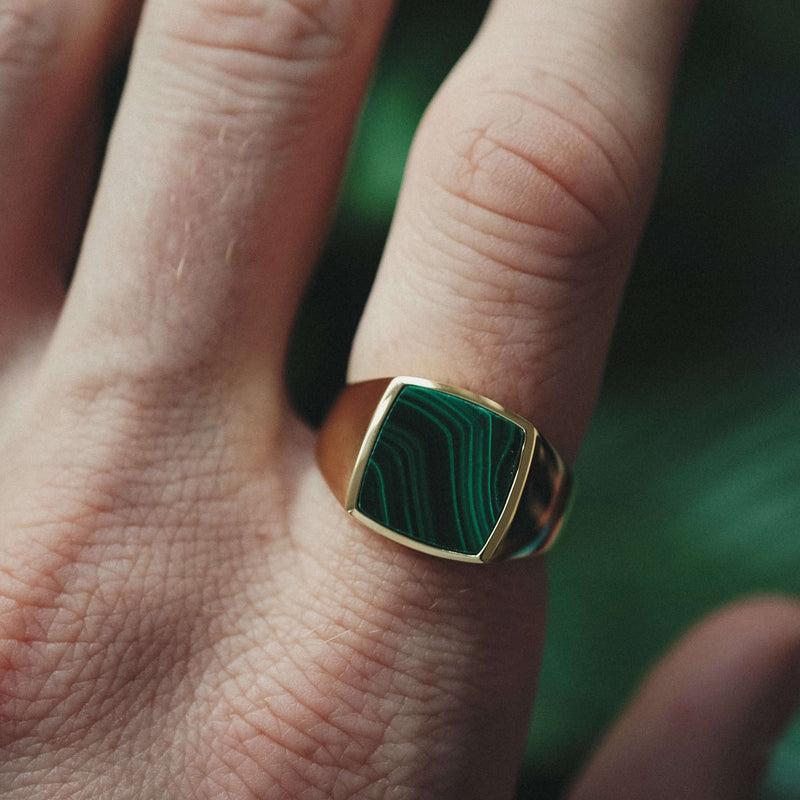 Goldener Siegelring mit grünem Malachit Stein für Männer Sprezzi Fashion